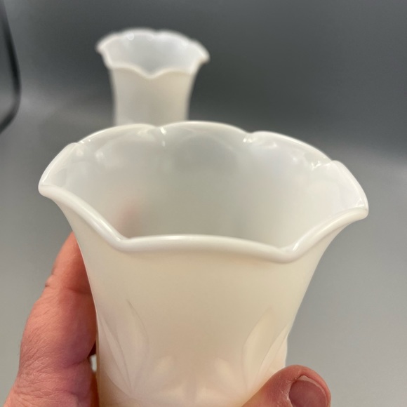 (2) matching Vintage Milk Glass Vases. Wonderful texture, scalloped rims. - Picture 4 of 8